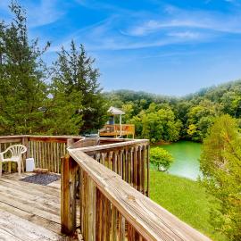 Stunning Lakefront Home Dock Fire Pit Pool table, Hotel in Sevierville