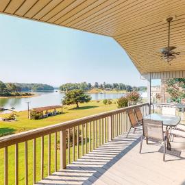 Lakefront Cabin Sleeps 6 Deck Hot Tub Pool Table, hotelli kohteessa Dandridge