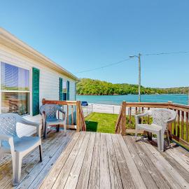 Riverfront Stay Sleeps 6 Deck Firepit Water View, hotel a Andersonville