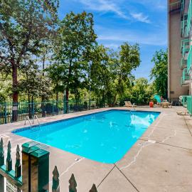 Top-Floor River & Mtn View Condo Sleeps 6 Pool