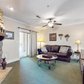 Central Condo Sleep 6 Balcony Shared Pool Hot Tub