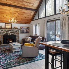 Evergreen Lodge by AvantStay, hotel in Locust Lakes Village