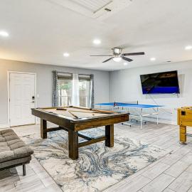 Pool, Game Room, Fast WiFi, 25 mile biking trail, hotel in Wichita Falls