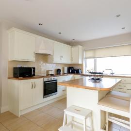 Cozy Connemara Family Retreat, Hotel in Derroogh