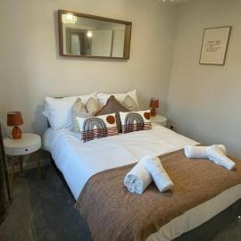 Angel House 4BR, 2 bathroom, ample parking, free wifi, great for contractors, multigenerational fam trips, business travellers, close to Gatwick Airport,Crawley