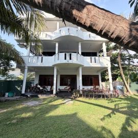 White House & Sea Food Restaurant, hotel in Hikkaduwa