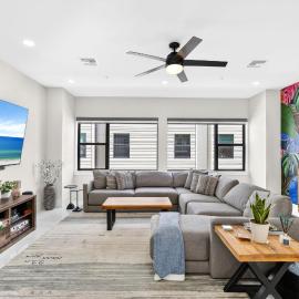 Sunny 4BR Sarasota Retreat With Hot Tub & Rooftop