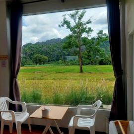 เจอาร์รีสอร์ท ที่พักบ้านมุงเนินมะปราง: Ban Mung şehrinde bir otel