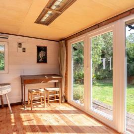 Cosy cottage in a wooded area, Hotel in Wingene