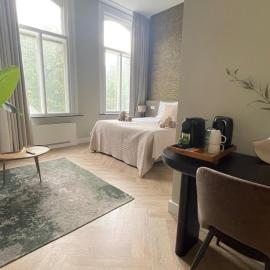 Luxe suite - new bed - WiFi- Safe city center, hotel in Tilburg