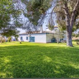 Casa Rural El Cortijo, хотел в Севиля
