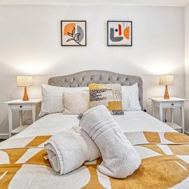 Rose Cottage- 2 Bedrooms with Parking!