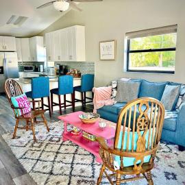 Eat, Drink, Beach · Steps to Downtown, hotel em Palm Harbor