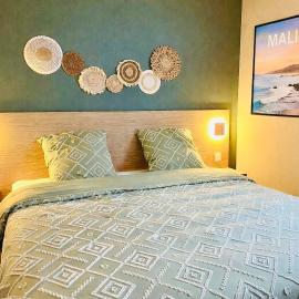 Appartement cosy ambiance Malibu dans résidence avec piscine 2 pers 1 chambre، فندق في Neuf-Mesnil