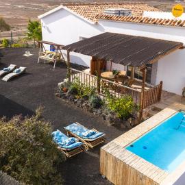 Casa Amaya - Spacious House with Pool, Large Garden, BBQ, 2 Terraces, and Ideal Location