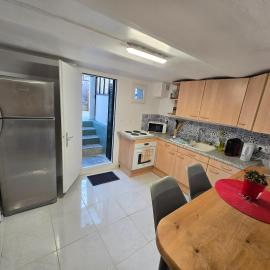 Arpajon logement cozy semi sous sol bien aménagé avec jardin 35mi Paris BFM, hótel í Arpajon