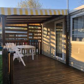 Bungalow spacieux avec piscine partagée à Châteauneuf-de-Galaure, hotel in Châteauneuf-de-Galaure