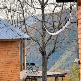 Panoramic Wood Cabin, hotelli kohteessa Itʼkhvisi