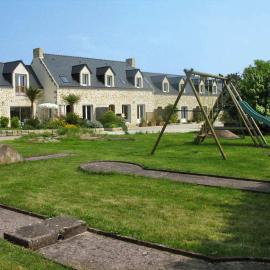 Maison spacieuse et grand jardin entre RIA et Océan – hotel w mieście Plouhinec