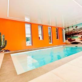 Appartement cosy ambiance Santa monica dans résidence avec piscine 4 pers 2 chambres، فندق في Neuf-Mesnil