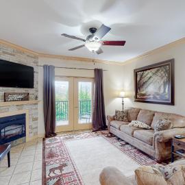 Cozy condo W Fireplace Sleep 6 Hot Tub Grill Pool