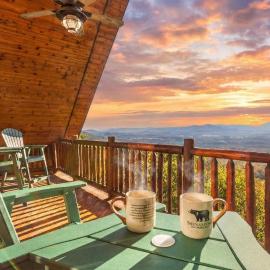 Luxury Log Cabin - Mountain Views - 2 King Suites - Sauna & Firepit - 15 miles to National Park, hotelli kohteessa Luray