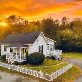 Wizard House + Hot Tub, Private Creek, Large Yard, EV Charge, hotel em Walland
