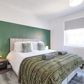 Colchester 4BR Home, Sleeps 8, Fast WiFi, Perfect for Contractors, hotel in Hythe