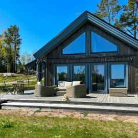Archipelago House With Sea View On Björkö, hotel in Björkö