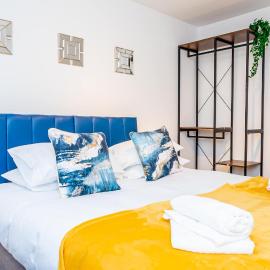 Spacious Home near Heathrow & Windsor with Parking, hotel in Slough
