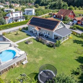 Luxury villa with pool, khách sạn ở Bro
