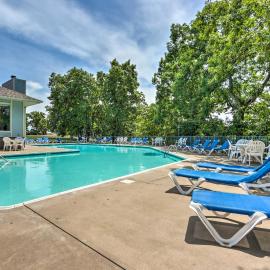 Lake View + Pool Access: Waterfront Ozark Escape!, hotel v destinaci Four Seasons