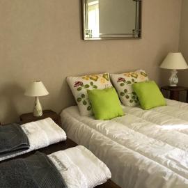 chambre chez l'habitant spacieuse dans maison de ville, hotel in Fontenay-le-Comte