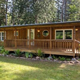 Cedar Cabin at Rainier Entrance-Hot Tub and Cinema, hotel di Ashford