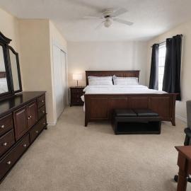 Private King Bedroom with Workspace, Dresser & Mini Fridge in Brampton Shared Home - 3 Baths, Full Kitchen, WiFi, Laundry & Deck - Near GO Station, Ideal for Work & Couples!, hotel a Brampton