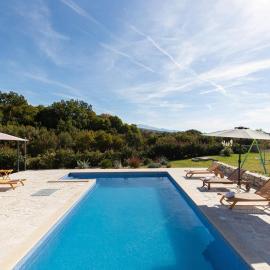 Old Oak Villa-house with Private Heated Pool, Authentic Tavern & BBQ, hotel em Hrvace