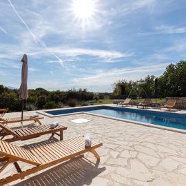 Old Oak Villa-house with Private Pool, Authentic Tavern & BBQ, hotel en Hrvace