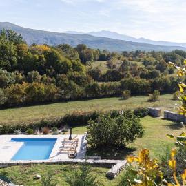 Old Oak Villa-house with Private Pool, Authentic Tavern & BBQ, hotel v destinácii Hrvace