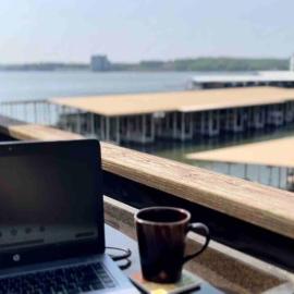 Relaxing Lakefront Condo for your Getaway, hotel a Four Seasons