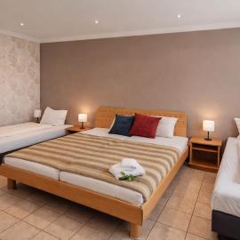 Basecamp 60 am Waldrand - für Gruppen Familien Monteure - helles 2-Zimmer-Souterrain, hotel in Altenstadt