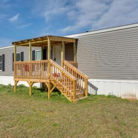 2 Mi to Lake Marion! Pet-Friendly Home w/ Yard, viešbutis mieste Santis