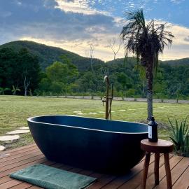 Private Treehouse Digital Detox Retreat with Fire Pit and Outdoor Bath, hotelli kohteessa Kin Kin