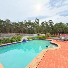 1BR Near Bus Stop with Pool & Farm Views, hotel a Worragee