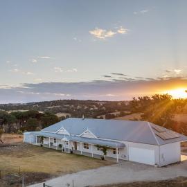 Rolling Hills Estate - Off grid Luxury