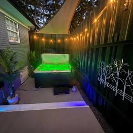 Private Hot Tub & Swing, Vintage Nintendo with Large Parking & EV ready, hotel a Lincolnton