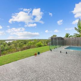 Spacious 4 Bed Home with Pool & Garden