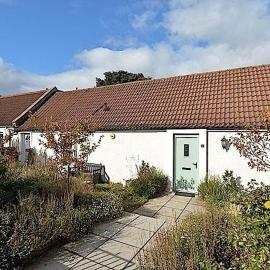 COSY COTTAGE FOR SHARE , Private Double Room, Wifi, Parking, Garden, hotelli kohteessa Edinburgh