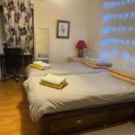 COSY COTTAGE 3 Bedroom FOR SHARE , Private Double Room 2 single bed , Wifi, Parking, Garden, Hotel in Edinburgh