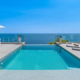 Can Ema, villa moderna con piscina frente al mar