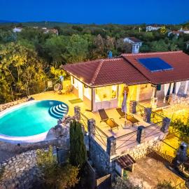 Villa Nana with a swimming pool，多布林吉的飯店